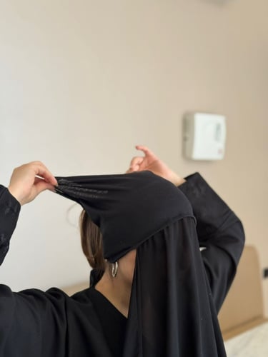 عرض طرحتين البندانة + نقاب (وسط) مطاط مائل