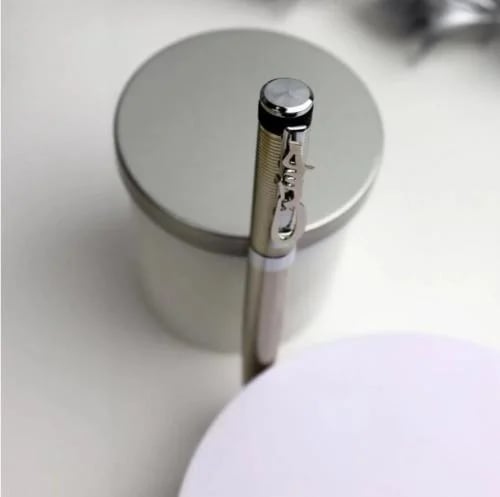 قلم بالاسم أنيق