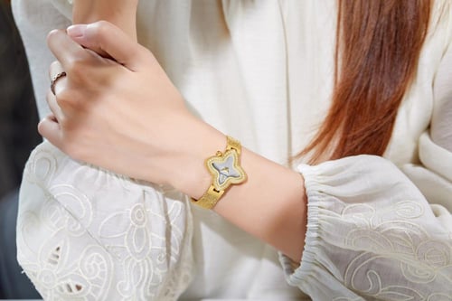 ساعة نسائية قليمير شبكي بلون ذهبي