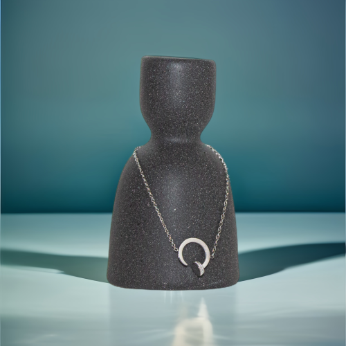 اسوارة نسائية بلون فضي