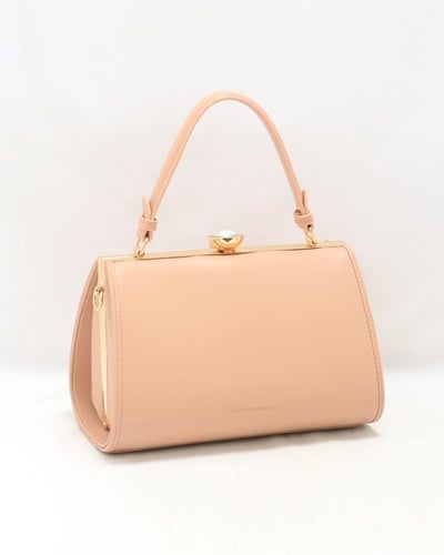 شنطة نسائية بلون اسود