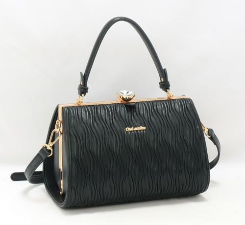 شنطة نسائية بلون اسود