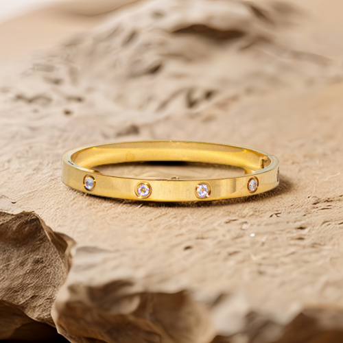 بنجرة نسائية بلون ذهبي