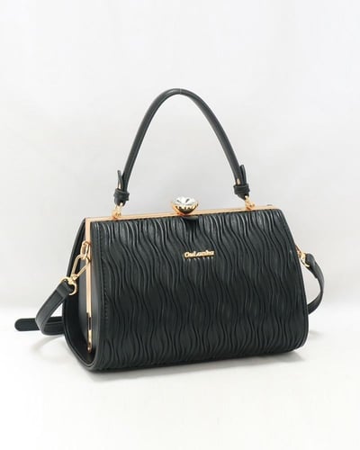 شنطة نسائية بلون اسود