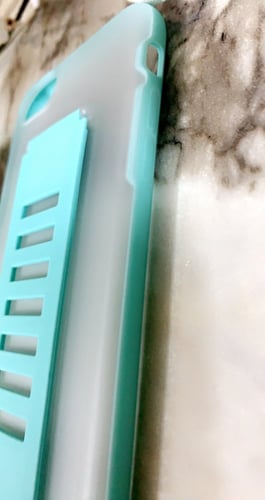 كفر آيفون7 شفاف، بحواف باللون الأخضر الفاتح، مع مس...