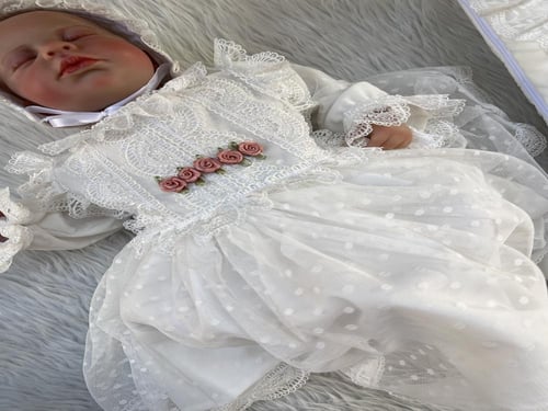 مفرش مولود +لفة +لباس البيبي + قبعة فرنسية + جوارب