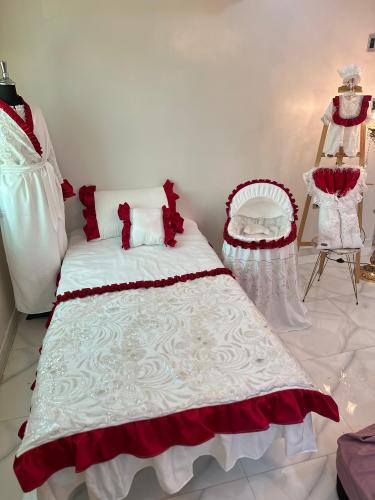 طقم ملكي باللون الاحمر يناسب الجنسين