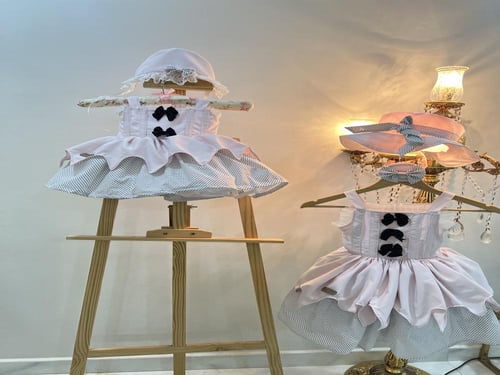 فستان الفيونكات مع قماش المنقط و غبار الورد