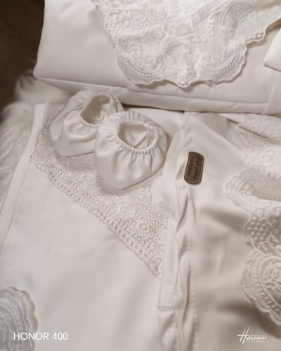 طقم مكون من مدس مواليد + فستان + قبعة فرنسية + لفة...