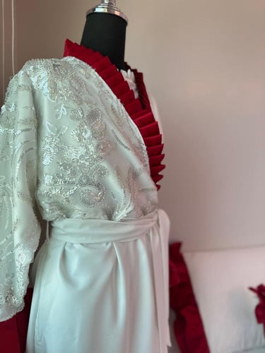 طقم ملكي باللون الاحمر يناسب الجنسين