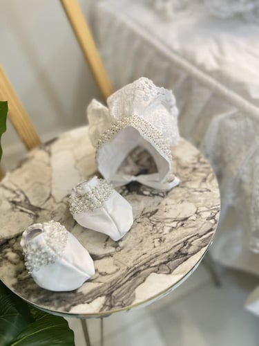 طقم راقي مزين بالدانتيل والكرستال