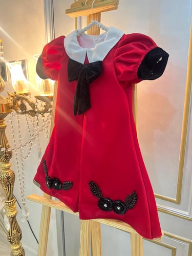 فستان أحمر مزين بالمخمل الاسود