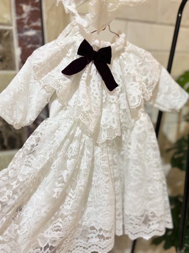 فستان دانتيل فخم مع فيونكة مخمل مع قبعة فرنسية