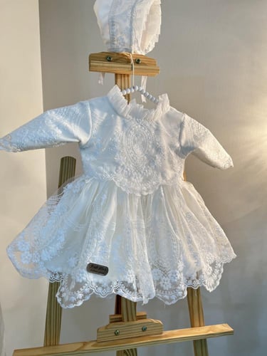 فستان دانتيل مع كسرات تل في الرقبة + قبعة فرنسية