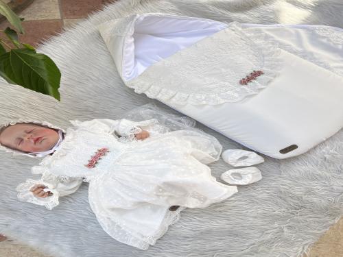 مفرش مولود +لفة +لباس البيبي + قبعة فرنسية + جوارب