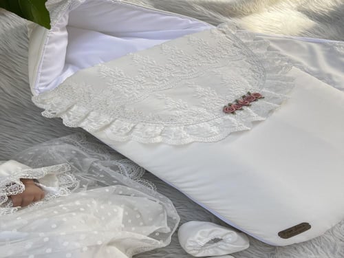 مفرش مولود +لفة +لباس البيبي + قبعة فرنسية + جوارب