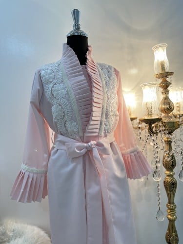 روب نفاس مزين باللؤلؤ و الكرستال مكون من قطعتين