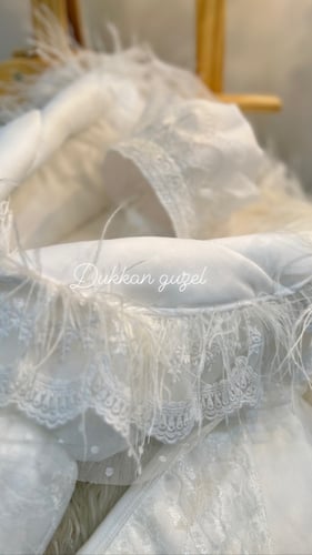 مدس مواليد ملبس دانتيل مع الريش و البروش الفكتوري...