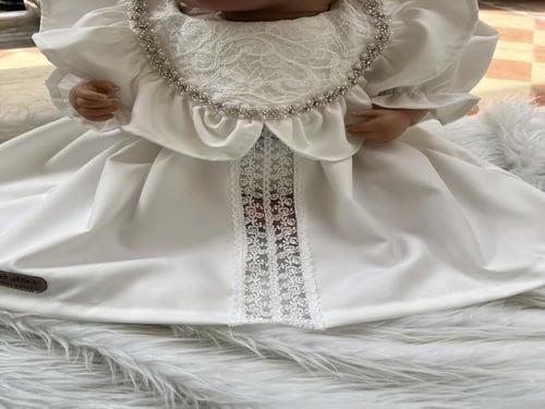 فستان اوف وايت مزين بحبات الكريستال واللؤلؤ + قبعة...