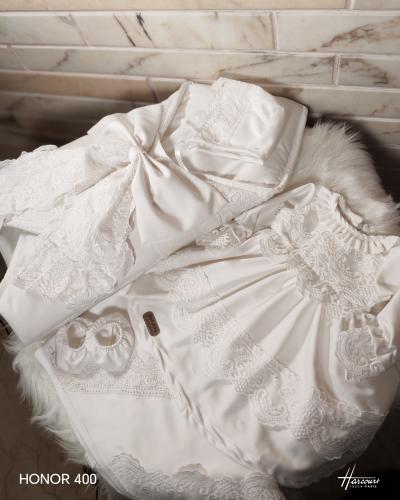 طقم مكون من مدس مواليد + فستان + قبعة فرنسية + لفة...