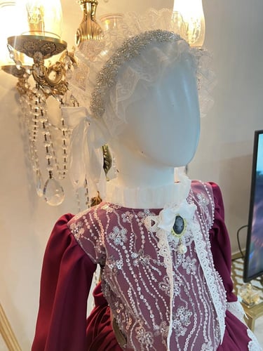 فستان بناتي فخم مع الشك والبروش الفكتوري