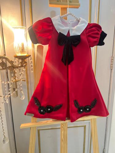 فستان أحمر مزين بالمخمل الاسود