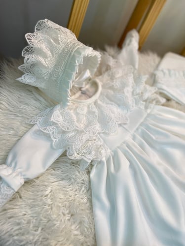 فستان + قبعة فرنسية + لفة مواليد +جوارب