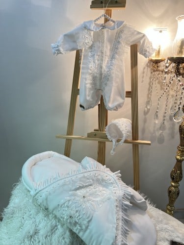 طقم مولوده اوف وايت + افرول مقاس من 0-3+ قبعة فرنس...