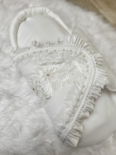 طقم مكون من مدس + افرول مولوده مقاس من 0-3 + قبعة...