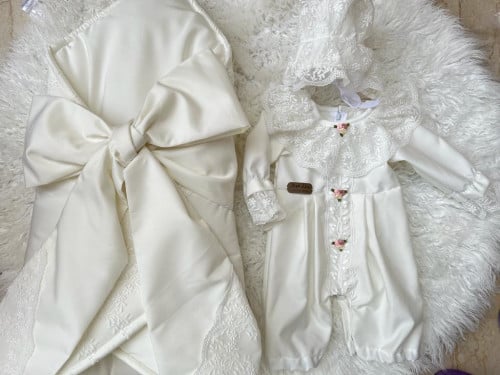 طقم بناتي مكون من (مدس + افرول مقاس من 0-3 +قبعة ف...