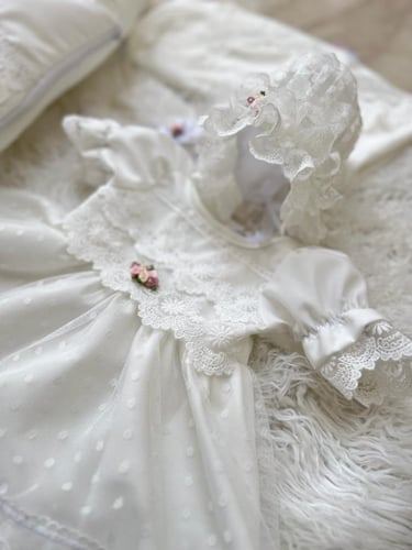 طقم بناتي مكون (مفرش مواليد +لفة + فستان + قبعة فر...