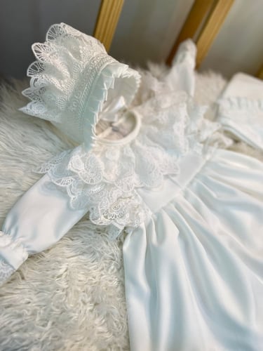 فستان + قبعة فرنسية + لفة مواليد +جوارب