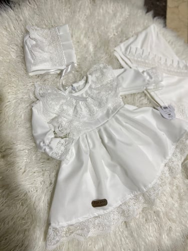 فستان + قبعة فرنسية + لفة مواليد + جوارب