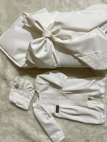 طقم ولادي مكون من (مدس +افرول مقاس من 0-3+قبعة فرن...