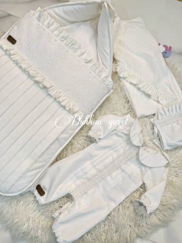 طقم محايد مكون من مدس + افرول مقاس من 0-3+ قبعة فر...