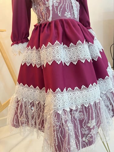 فستان بناتي فخم مع الشك والبروش الفكتوري