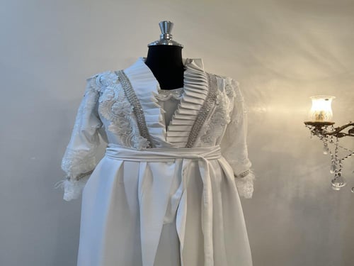 روب ام مكون من قطعتين مزين بشك عرايس في الاكمام و...