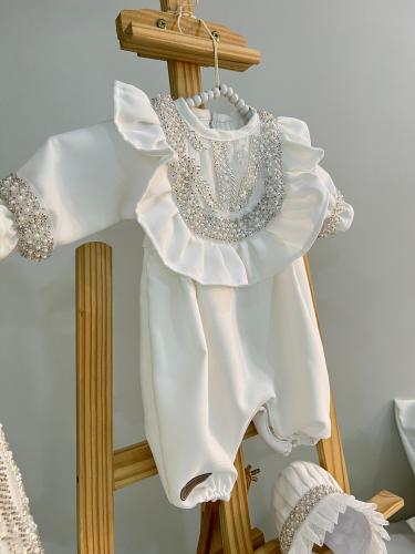 لباس بيبي + قبعة فرنسية + جوارب