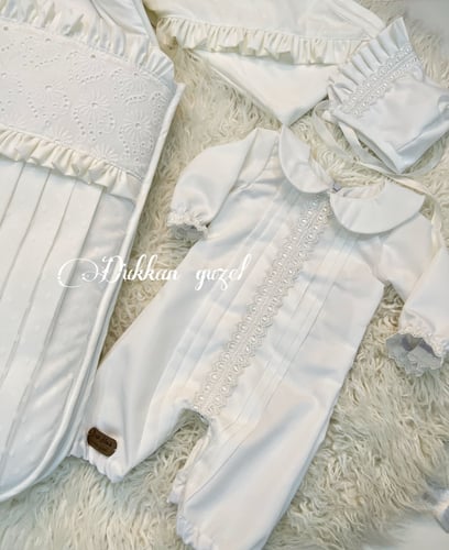 طقم محايد مكون من مدس + افرول مقاس من 0-3+ قبعة فر...