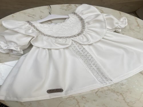 فستان اوف وايت مزين بحبات الكريستال واللؤلؤ + قبعة...