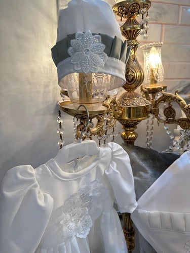 فستان + قبعة فرنسية + لفة مواليد + جوارب