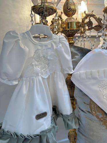 فستان + قبعة فرنسية + لفة مواليد + جوارب