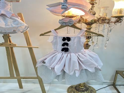 فستان الفيونكات مع قماش المنقط و غبار الورد