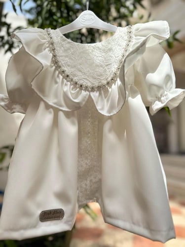 فستان اوف وايت مزين بحبات الكريستال واللؤلؤ + قبعة...