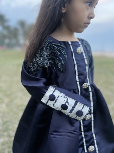 فستان كحلي مزين بالشك اليدوي + طوق