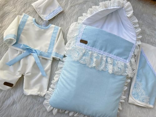 طقم ولادي مكون من (مدس +افرول مقاس من 0-3 يستخدم ب...