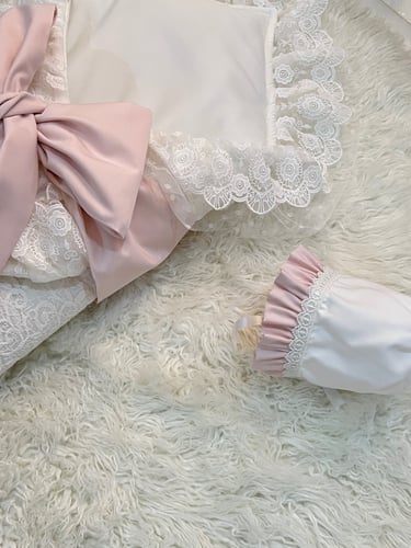 مدس اوف وايت مع فيونكة لون غبار الورد + قبعة فرنسي...