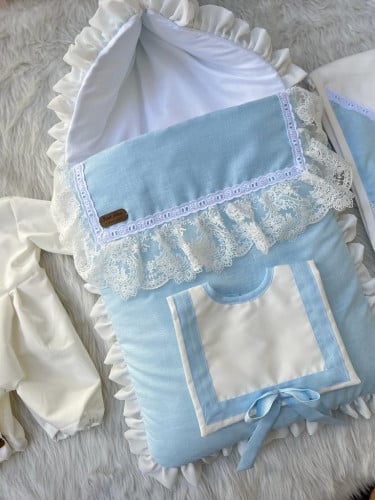 طقم ولادي مكون من (مدس +افرول مقاس من 0-3 يستخدم ب...