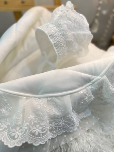 مفرش مواليد+ فستان مقاس من 0-3 + قبعة فرنسية