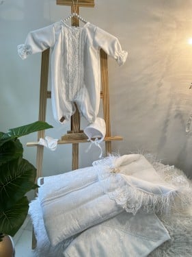 طقم محايد للجنسين مدس ملبس دانتيل مع بروش الغزالة...